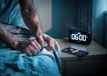 Acordar com ansiedade pode estar ligado a estresse, sono ruim e excesso de preocupação