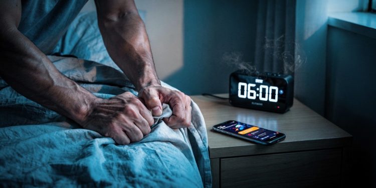 Acordar com ansiedade pode estar ligado a estresse, sono ruim e excesso de preocupação