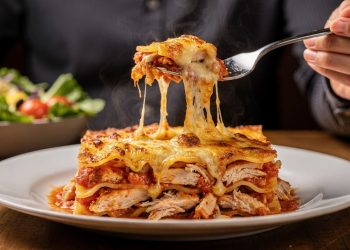 Lasanha de frango com queijo fica cremosa e gratinada sem complicação