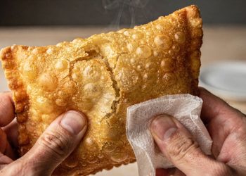 Massa de pastel caseira crocante e sequinha como fazer a receita perfeita em casa