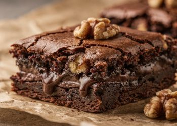 Brownie de chocolate clássico úmido com poucos ingredientes e passo a passo simples