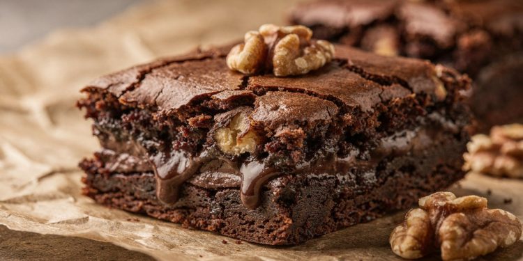 Brownie de chocolate clássico úmido com poucos ingredientes e passo a passo simples