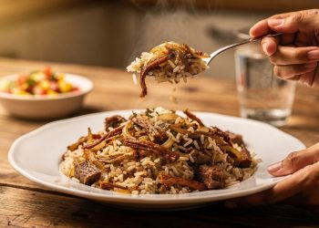 Arroz carreteiro simples mantém tradição e conquista no almoço