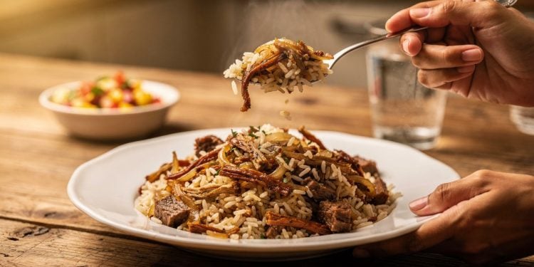 Arroz carreteiro simples mantém tradição e conquista no almoço
