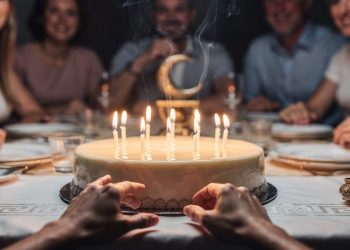 Por que você faz um pedido antes de soprar as velas no aniversário?