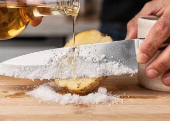 Afiar facas com vinagre, sal e batata melhora o corte em poucos minutos