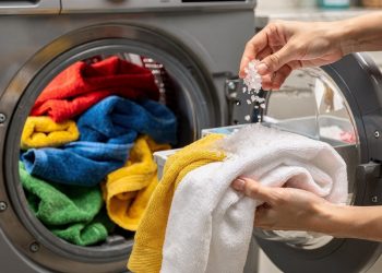 Colocar sal grosso na roupa ajuda a tirar odor e reduzir o desbotamento nas lavagens