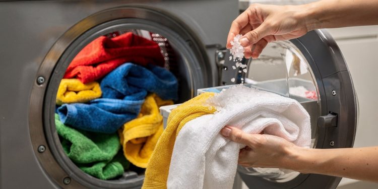 Colocar sal grosso na roupa ajuda a tirar odor e reduzir o desbotamento nas lavagens