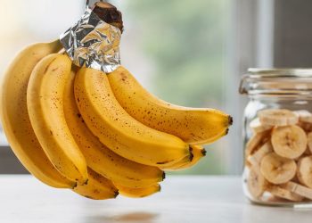 Truque com papel alumínio mantém banana amarela e firme por mais dias sem geladeira