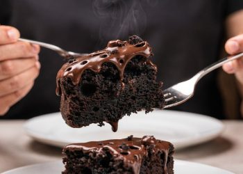 Bolo de chocolate fácil e molhadinho fica pronto sem leite e sem batedeira