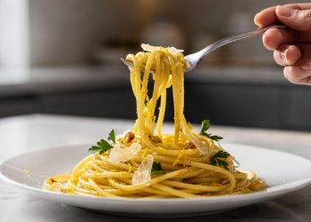Espaguete fácil com alho e limão transforma poucos ingredientes em um prato cremoso e econômico