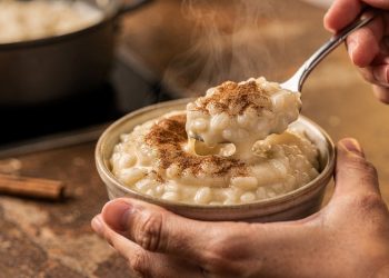 Arroz doce simples fica cremoso com leite condensado e truques fáceis no preparo