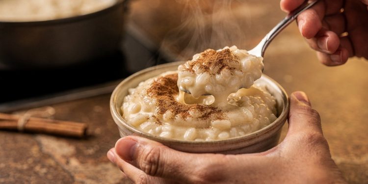 Arroz doce simples fica cremoso com leite condensado e truques fáceis no preparo
