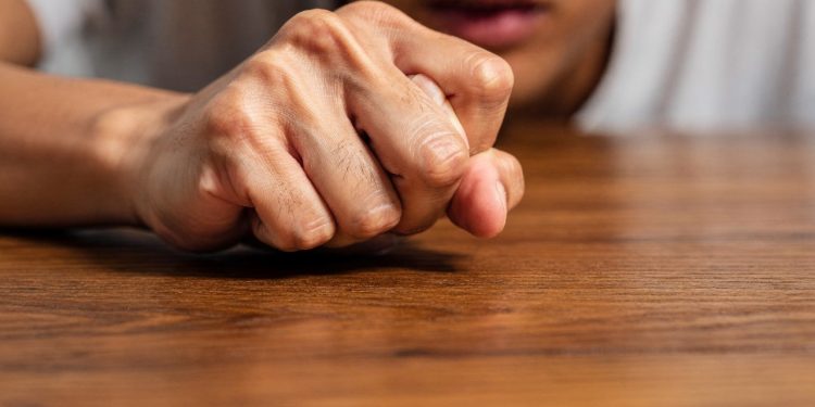 O gesto de bater na madeira nasceu de uma crença antiga que ainda influencia conversas