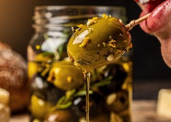 Como temperar azeitonas em casa e deixar a marinada mais saborosa e aromática