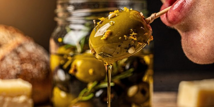 Como temperar azeitonas em casa e deixar a marinada mais saborosa e aromática