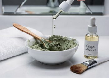 Máscara antiacne por menos de 10 reais que está salvando peles oleosas em 15 minutos