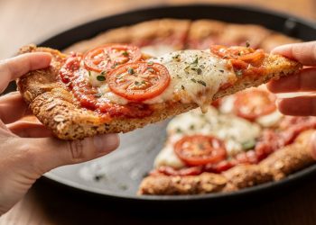Como fazer pizza de frigideira fit com recheio leve e saudável