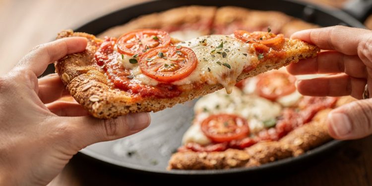 Como fazer pizza de frigideira fit com recheio leve e saudável