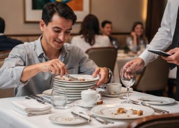 Ajudar o garçom a limpar a mesa: altruísmo genuíno ou medo de mal julgamento? A psicologia responde