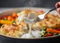Bacalhau de forno simples fica cremoso e suculento com creme de leite e leite de coco