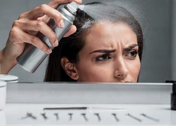 Acordou com a raiz oleosa e precisa sair rápido? Veja como disfarçar em minutos