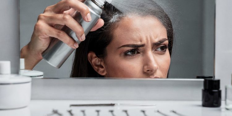 Acordou com a raiz oleosa e precisa sair rápido? Veja como disfarçar em minutos