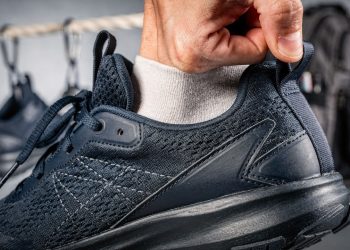 Poucos sabem: esta é a verdadeira função da alça que fica na parte de trás do tênis
