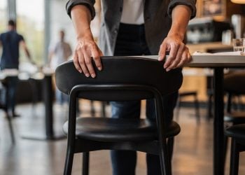 Arrumar a cadeira ao sair do restaurante pode dizer muito sobre você, aponta a psicologia
