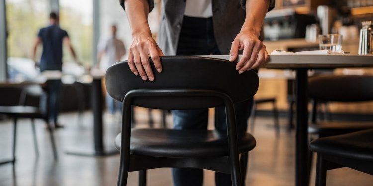 Arrumar a cadeira ao sair do restaurante pode dizer muito sobre você, aponta a psicologia