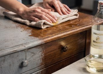 Restaurar móveis de madeira antigos fica mais fácil com vinagre e óleo da cozinha