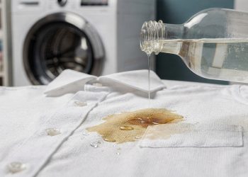 Borrifar vinagre branco nas manchas de suor e desodorante da roupa: para que serve e como fazer