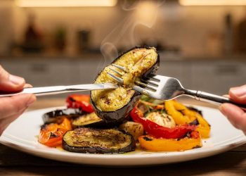 Salada de legumes assados transforma refeição simples em prato colorido e cheio de sabor