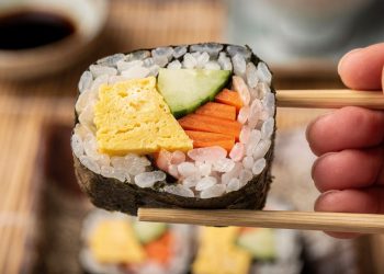 Sushi de vegetais com omelete fica firme e saboroso com arroz para sushi bem preparado