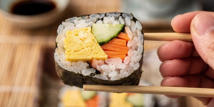 Sushi de vegetais com omelete fica firme e saboroso com arroz para sushi bem preparado