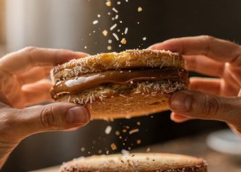 Alfajores de mel caseiros usam ingredientes simples e garantem massa macia
