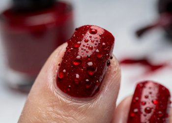 Você capricha na esmaltação e as bolinhas no esmalte surgem no final? Veja como corrigir