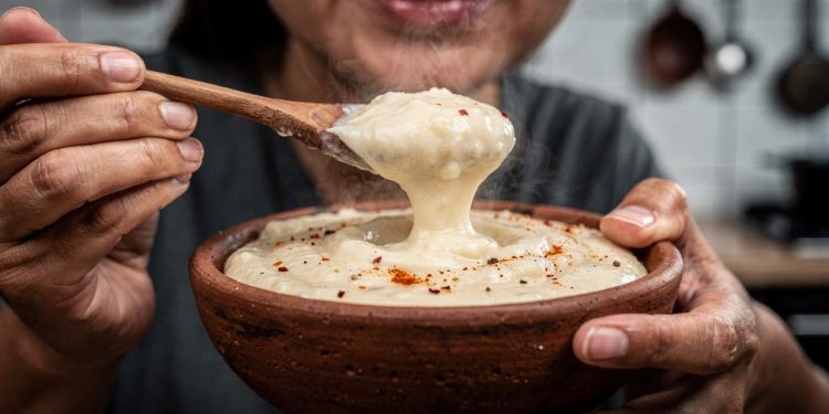 Pirão simples fica cremoso e saboroso com caldo bem temperado e farinha na medida certa