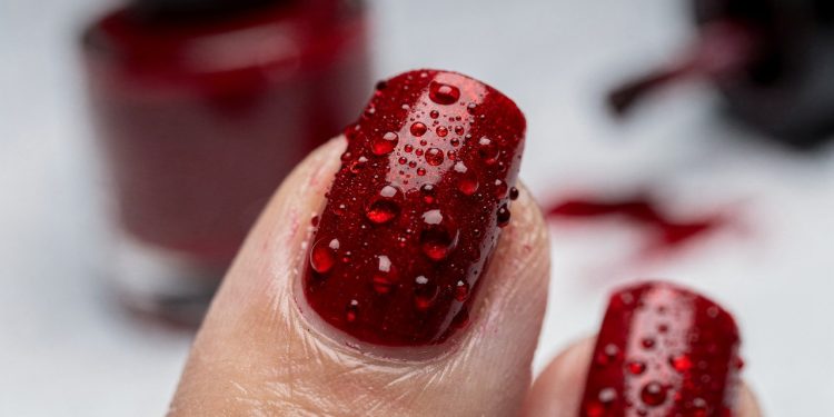 Você capricha na esmaltação e as bolinhas no esmalte surgem no final? Veja como corrigir