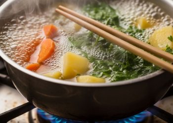 Basta enfiar hashis na panela e você não terá mais problemas na cozinha