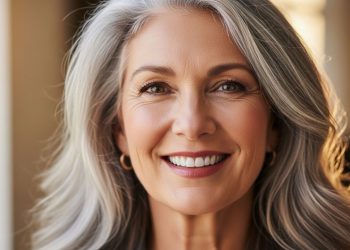 Pintar o cabelo está fora de moda! A tendência é não fazer nada para parecer mais jovem depois dos 50 anos