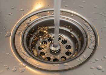 Despeje um pouco no ralo: ele desentupirá em 2 minutos