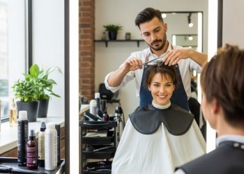 O icônico corte de cabelo dos anos 90 está de volta à moda e pode ser facilmente reproduzido em cabelos curtos