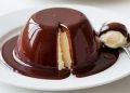 Pudim de sorvete com calda de chocolate que endurece por fora e fica macio por dentro