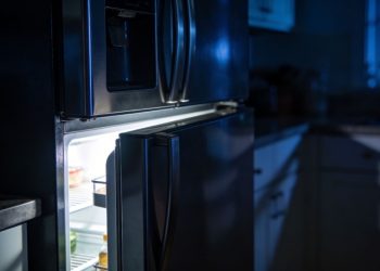 Se você ouve estalos na geladeira à noite, a física tem uma explicação simples que vai te deixar dormir tranquilo