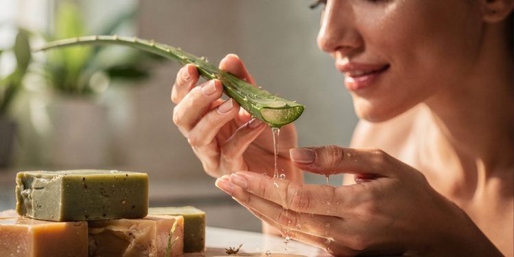 Esse sabonete natural com 2 ingredientes acaba com acne, mancha e faz economizar por meses