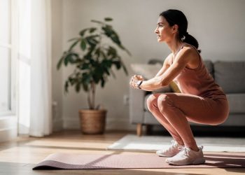 O treino de 10 minutos para iniciantes que pode ser feito na sala de casa
