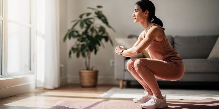 O treino de 10 minutos para iniciantes que pode ser feito na sala de casa