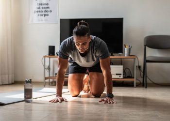 Exercícios caseiros para emagrecer aumentam o gasto calórico usando só o peso do corpo