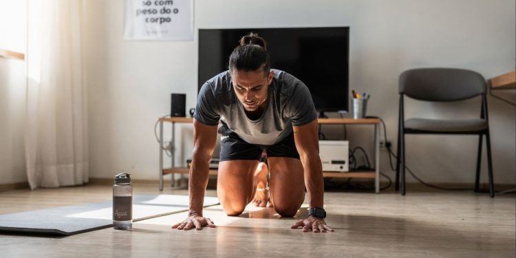 Exercícios caseiros para emagrecer aumentam o gasto calórico usando só o peso do corpo